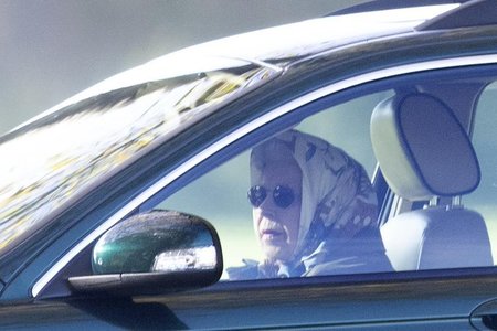 Range Rover-ul preferat al reginei Elizabeth II a depăşit estimările la licitaţie