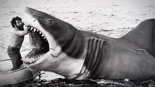 Box office - „Weapons” a revenit pe locul 1, în timp ce relansarea filmului „Jaws” cu ocazia celei de-a 50-a aniversări a depăşit „Caught Stealing” şi „The Roses”/ VIDEO
