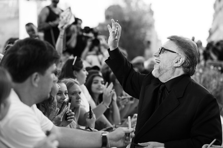 „Frankenstein” al lui Del Toro renunţă la horror în favoarea umanităţii. Regizorul: „Nu mi-e frică de inteligenţa artificială. Mi-e frică de prostia naturală, care este mult mai răspândită”