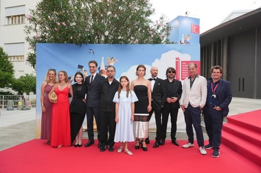 „Dinţi de lapte”, regizat de Mihai Mincan, a primit cronici elogioase la Festivalul de Film de la Veneţia. Emma Ioana Mogoş - cea mai tânără actriţă prezentă pe covorul roşu