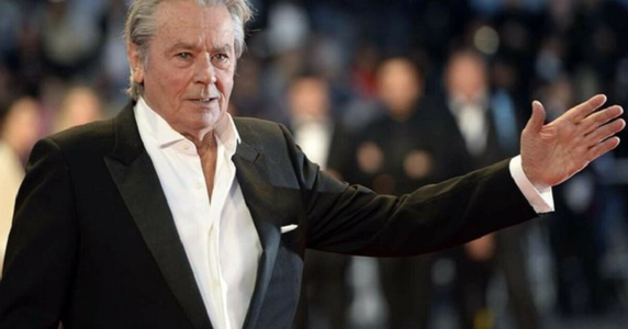 Fiul lui Alain Delon, Alain-Fabien, îi dă în judecată pe fratele şi sora sa pentru a anula testamentul actorului