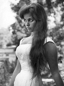 Sute de persoane şi-au luat rămas bun de la Claudia Cardinale la Paris: „O vedetă de o frumuseţe extraordinară” - VIDEO