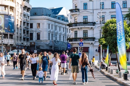 Ultimele două weekenduri „Străzi deschise” - Teatru, concerte live, ateliere creative pe Calea Victoriei şi o nouă ediţie spectaculoasă a Festivalului Internaţional al Luminii - Spotlight