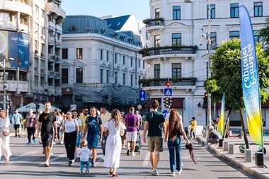 Ultimele două weekenduri „Străzi deschise” - Teatru, concerte live, ateliere creative pe Calea Victoriei şi o nouă ediţie spectaculoasă a Festivalului Internaţional al Luminii - Spotlight