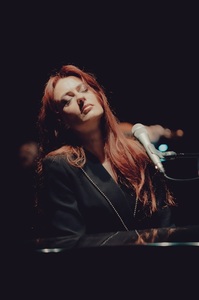 Artista Leyah prezintă „Unplugged Stories”, un eveniment cu muzică cinematic pop 