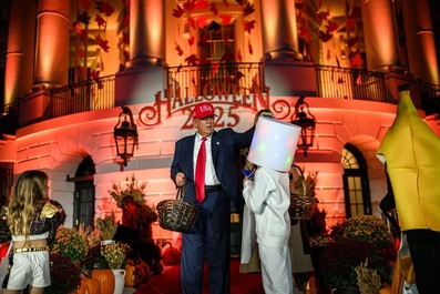Trump a organizat petrecerea de Halloween la Casa Albă cu supereroi şi sosii ale sale, în contextul închiderii administraţiei federale/ FOTO