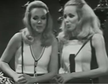 Surorile gemene Kessler, vedete ale anilor '60, au murit în aceeaşi zi, la vârsta de 89 de ani, prin sinucidere asistată - VIDEO