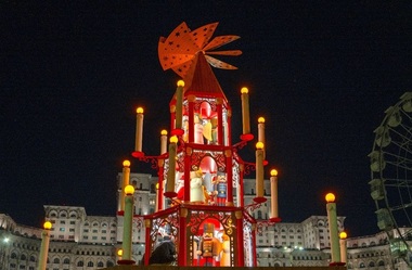 Noutăţi la Târgul de Crăciun Bucureşti 2025 - Piramidă de 10 metri înălţime, scenă felinar şi proiecţii pe faţada Palatului Parlamentului