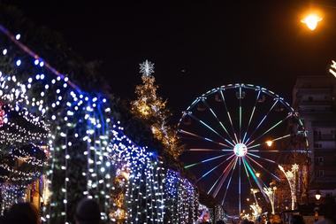 Iaşi: Sute de persoane au asistat la aprinderea iluminatului festiv. A fost deschis şi Târgul de Crăciun din centrul oraşului – FOTO / VIDEO