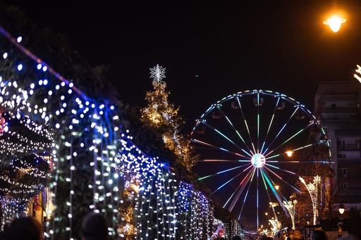 Iaşi: Sute de persoane au asistat la aprinderea iluminatului festiv. A fost deschis şi Târgul de Crăciun din centrul oraşului – FOTO / VIDEO