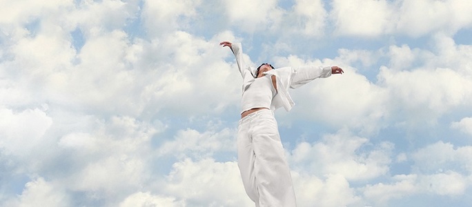 Culoarea anului 2026 este Cloud Dancer, „un alb vaporos, echilibrat, impregnat cu un sentiment de seninătate”
