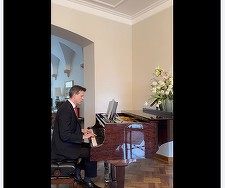 Ambasadorul britanic la Bucureşti a interpretat la pian o colindă şi a urat ”Sărbători fericite!” românilor - VIDEO