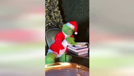 Celine Dion a parodiat un monolog din „Grinch” şi a cântat „All by Myself” în costum verde, în Ajunul Crăciunului - VIDEO