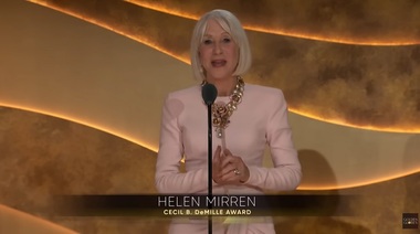 Helen Mirren a mulţumit Globurilor de Aur pentru „două bile mari care, după cum vă puteţi imagina, m-au ajutat foarte mult în cariera mea” - VIDEO