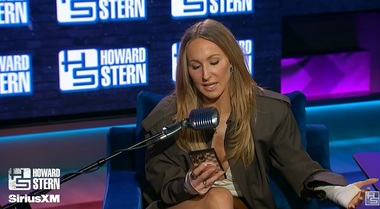 Nikki Glaser a dezvăluit ce glume a eliminat despre ICE şi Trump de la Globurile de Aur, evitând politica pentru că „este greu să găseşti tonul potrivit”/ VIDEO