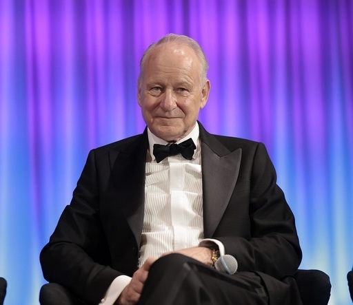Actorul Stellan Skarsgård: „Donald Trump este un mic megaloman” şi un „criminal”