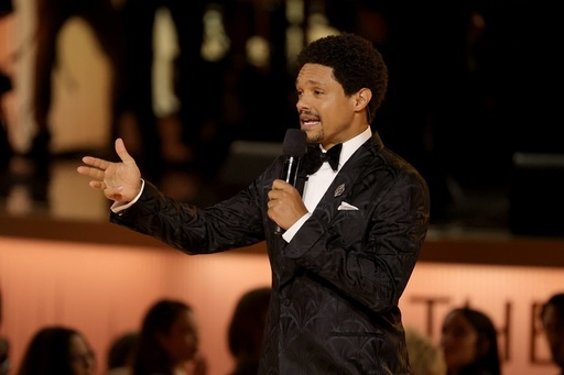 Trevor Noah, gazda premiilor Grammy, a ironizat fundul lui Trump, prietenia preşedintelui cu Epstein. Despre Nicki Minaj care susţine mişcarea MAGA: „Ea încă se află la Casa Albă alături de Donald Trump” - VIDEO