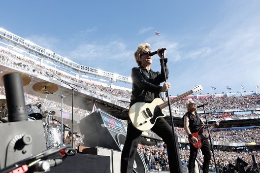 Green Day a evitat subiectele politice în pre-show-ul Super Bowl şi a cântat „American Idiot”, „Holiday” şi „Good Riddance” - VIDEO