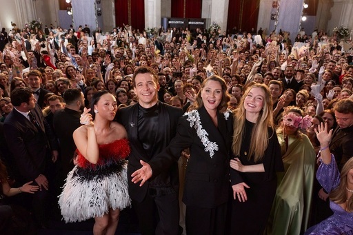 Fani şi celebrităţi din România, alături de starurile serialului "Bridgerton". O cerere în căsătorie a avut loc în aplauzele celor 850 de invitaţi - FOTO/ VIDEO