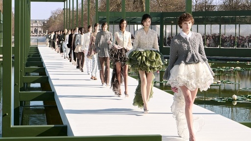 Modă feminină la Paris - Flori pentru prezentarea Dior, smochinguri la Saint Laurent - VIDEO