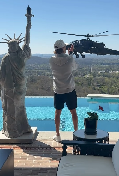 Donald Trump a aplaudat survolul improvizat a două elicoptere deasupra conacului lui Kid Rock: „Sunt sigur că s-au distrat bine” - VIDEO