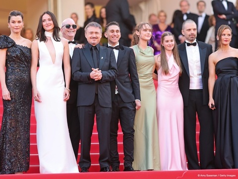 Filmul „Fjord” al lui Cristian Mungiu, cu Sebastian Stan şi Renate Reinsve, a primit ovaţii entuziaste de 12 minute, cele mai lungi de până acum din acest an la Cannes/ VIDEO