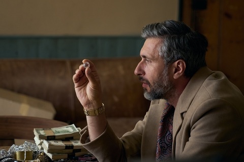 Actorul român Dragoş Bucur joacă în noul thriller semnat de regizorul nominalizat la Oscar David Mackenzie: „FUZE: Diversiune explozivă”, din 26 mai în cinematografe/ VIDEO
