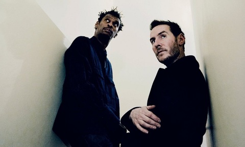 Trupa Massive Attack a fost interzisă în Singapore pentru că a afişat un steag palestinian în timpul unui concert