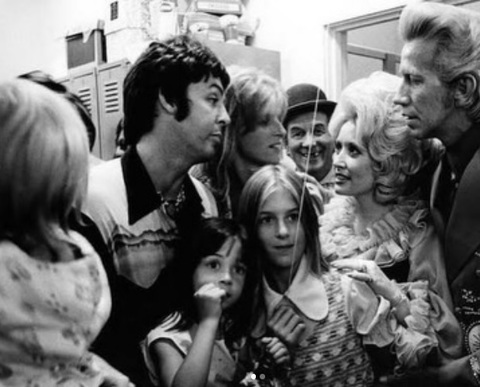 Paul McCartney a rememorat prima întâlnire cu Dolly Parton: "Sunt foarte mândru că am cunoscut-o"
