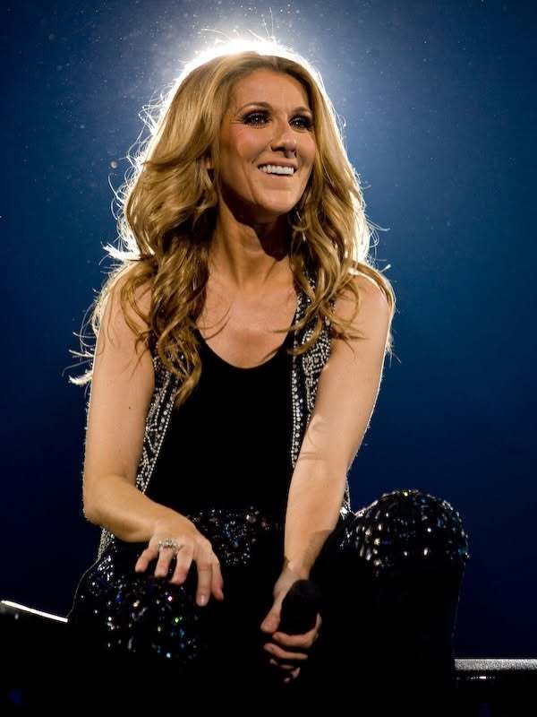 „Mă simt bine”: Celine Dion a revenit pe scenă după şase ani de absenţă - VIDEO