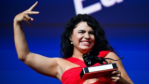 Regizoarea Alina Şerban, premiată la Lido: „Dragă Veneţia, îţi mulţumesc că mi-ai permis să-mi spun povestea. Dedic acest premiu tuturor tinerilor care merită o şansă mai bună”