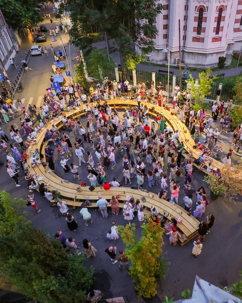 „Masa Nesfârşită”, instalaţia de 45 de metri creată de arhitectul francez Olivier Vadrot, va fi întinsă la intersecţia străzilor Christian Tell şi Biserica Amzei 