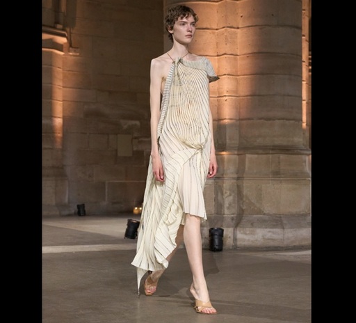 Victoria Beckham a prezentat rochii transparente şi costume oversized pentru colecţia primăvară-vară 2027/ VIDEO
