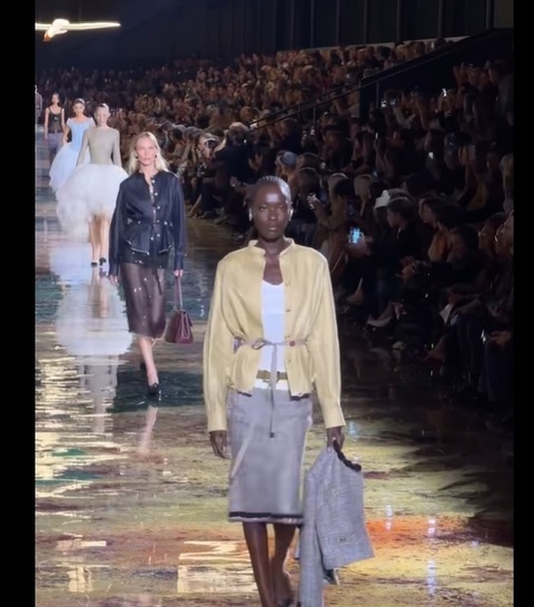 Chanel a prezentat costume din tweed şi fuste transparente la Săptămâna Modei de primăvară-vară de la Paris/ VIDEO