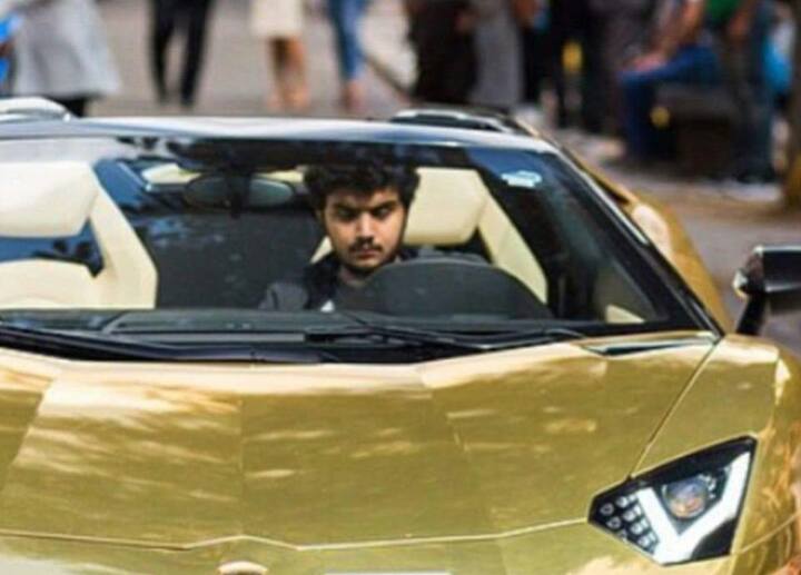 Un tânăr saudit face senzaţie la Londra cu maşinile sale aurii, pe care şi le ia adesea în vacanţe - FOTO