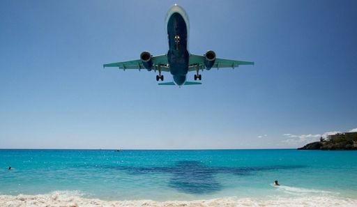 TOP 10 aeroporturi cu cele mai spectaculoase peisaje la aterizare. GALERIE FOTO