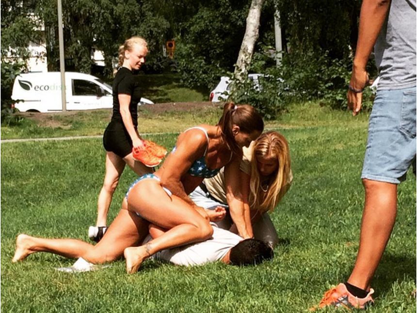 Hoţ de buzunare, capturat şi pus la pământ de o poliţistă în bikini. Imaginea a devenit virală