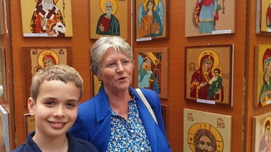 Bunici premiate după un curs de pictură. Nu au pictat niciodată până acum, dar s-au luat la întrecere cu nepoţii