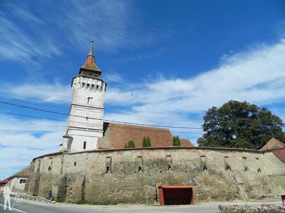 Braşov: Turnul bisericii fortificate din Rotbav, construită în 1250, s-a prăbuşit, fără să fie persoane rănite. FOTO