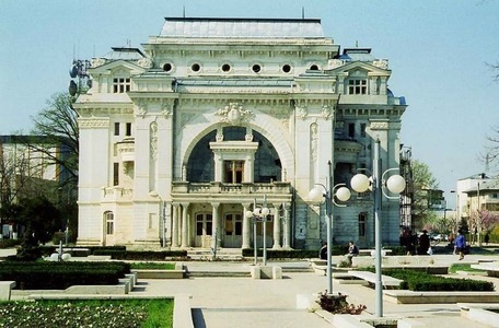 Teatrul Municipal Focşani rămâne închis, deşi duminică era programat un spectacol, care se va desfăşura totuşi în altă sală