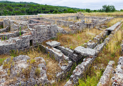 Zid şi sistem de canalizare din perioada romană, descoperite în timpul amenajării unui muzeu, la Alba Iulia
