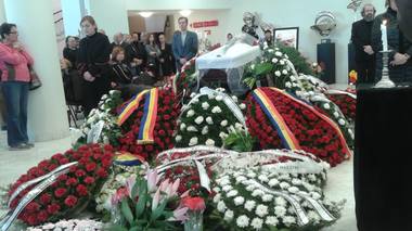 Prieteni şi admiratori i-au adus un ultim omagiu lui Mircea Albulescu, pe care îl numesc ”o poezie de om”şi ”un zeu pe scenă”