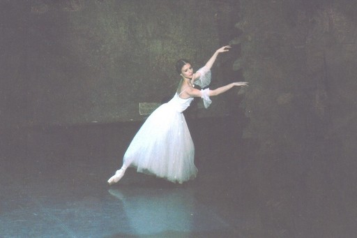 Alina Cojocaru îşi exprimă tristeţea că nu poate dansa, duminică, pe scena Operei Naţionale, în spectacolul programat, ”Manon”