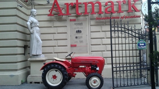 "Muza" lui Sabin Bălaşa şi un tractor, vedetele licitaţiei Artmark de marţi; interes scăzut faţă de obiectele familiei Ceauşescu. FOTO