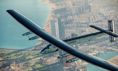 Avionul Solar Impulse 2 a aterizat în California, duminică, după un zbor de 65 de ore deasupra Oceanului Pacific