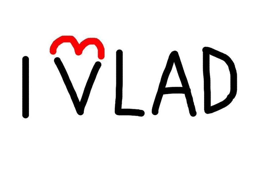 ”Je suis Vlad!”: susţinătorii lui Vlad Alexandrescu se adună în faţa Guvernului, după anunţul demisiei ministrului Culturii