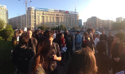 Miting pentru susţinerea lui Vlad Alexandrescu, ministrul demisionar de la Cultură: "Respect Vlad/ Ruşine plagiatorilor/ Cioloş, ai ales greşit”. Cioloş s-a întâlnit cu protestatarii în Piaţa Victoriei - UPDATE