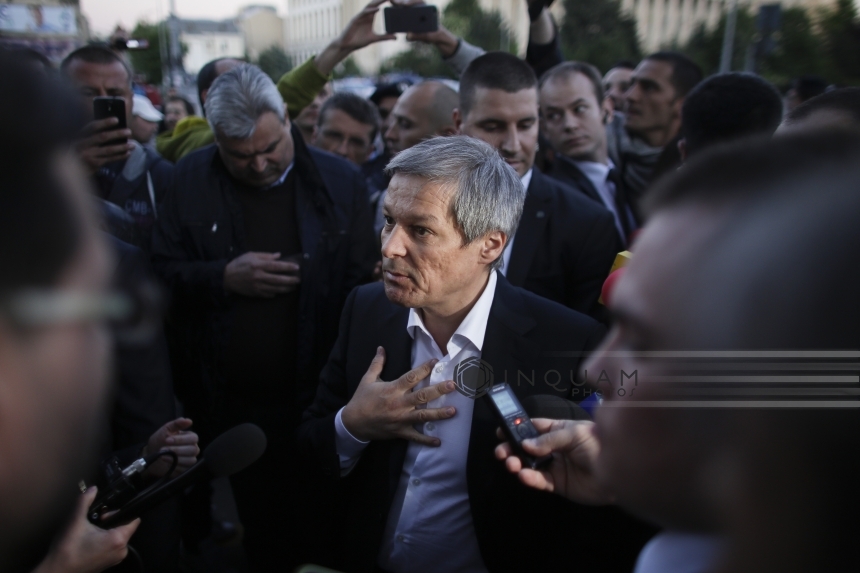 Dacian Cioloş  a venit în Piaţa Victoriei, la mitingul de susţinere a lui Vlad Alexandrescu pentru portofoliul Culturii