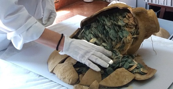 Şase sute de kilograme de monede romane, descoperite într-un parc din regiunea Sevilla