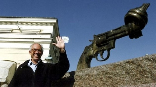Carl Fredrik Reutersward, autorul sculpturii pacifiste ”Pistolul înnodat”, a murit la vârsta de 81 de ani